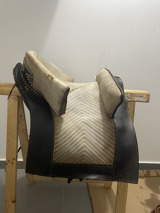 Sela portuguesa com xairel e rabecheira