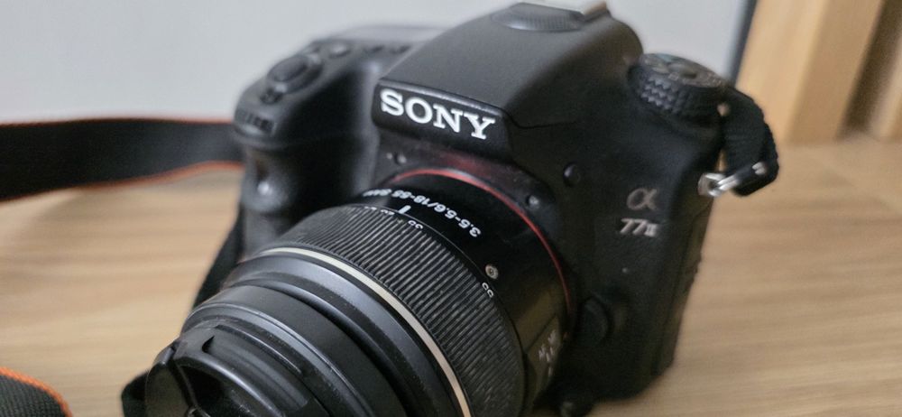Aparat Sony Alpha 77, body, obiektyw +  ładowark