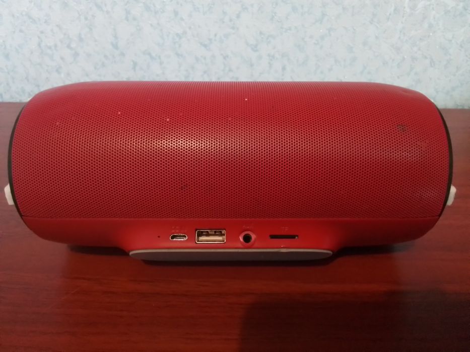 Портативная музыкальная колонка JBL