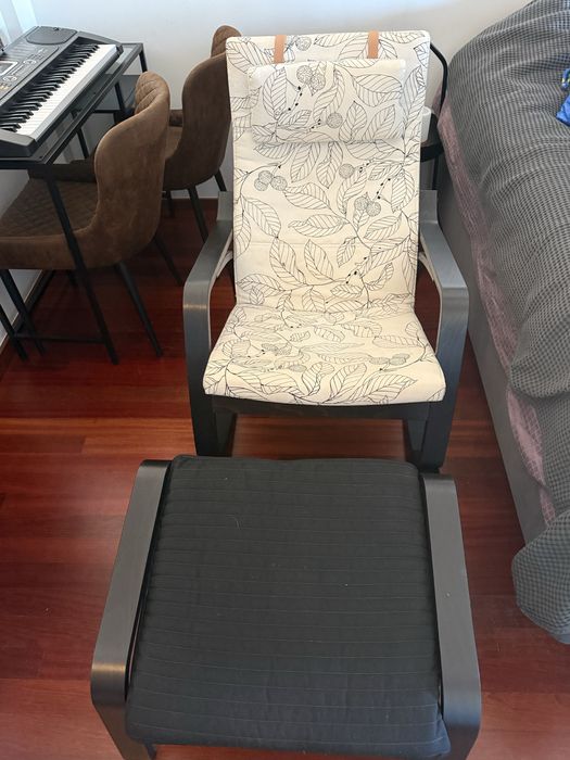 Cadeirão de Balanço IKEA POÄNG + Pousa-pés POÄNG - Estrutura Preta + Almofada Folhas POVOA DE VARZIM