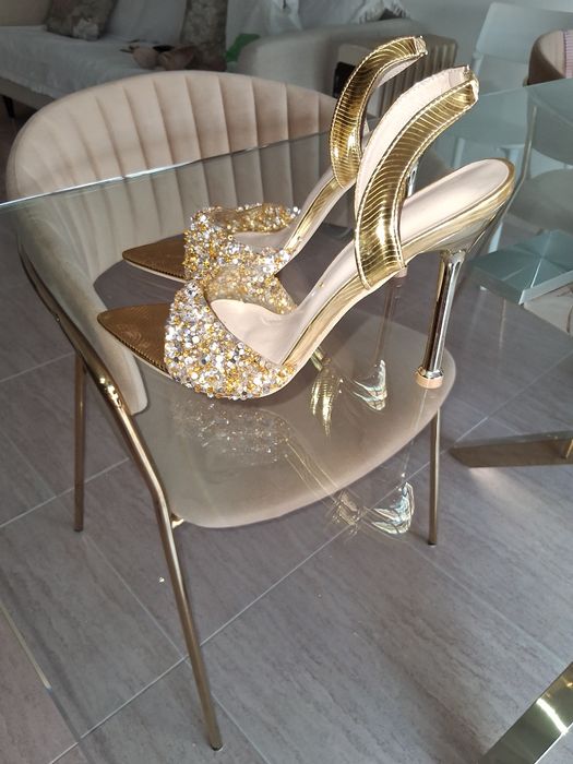 Sandalia super elegante. Muito vistosa. Novo