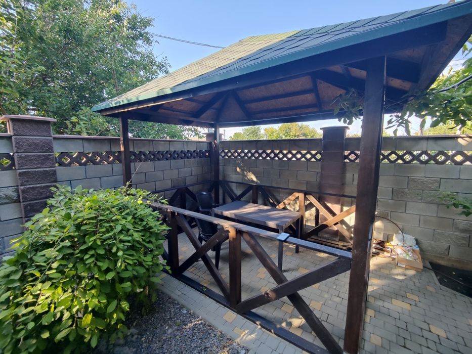 Затишний зруб біля моря