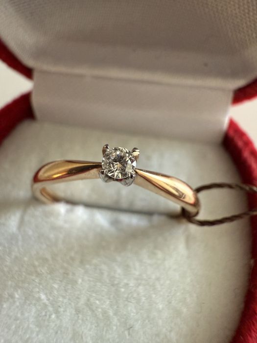 Золота каблучка із діамантом