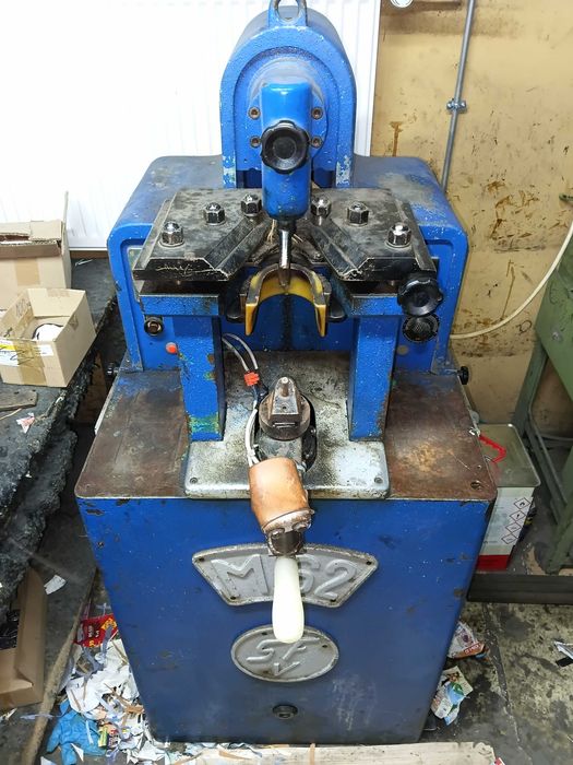 Hydrauliczny zagniatacz pięt