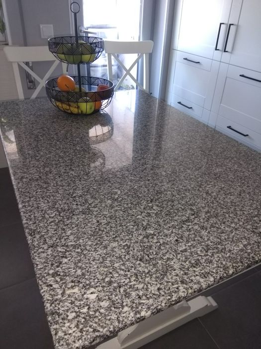 Mesa de cozinha branca com tampo de granito
