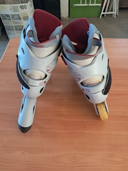 Patins em linha de cor cinzento