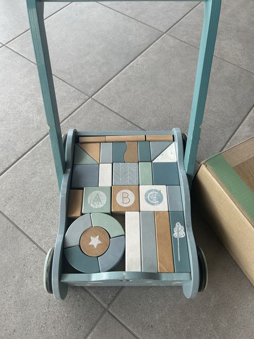 Pchacz z marki Little Dutch Drewniany wózek z klockami