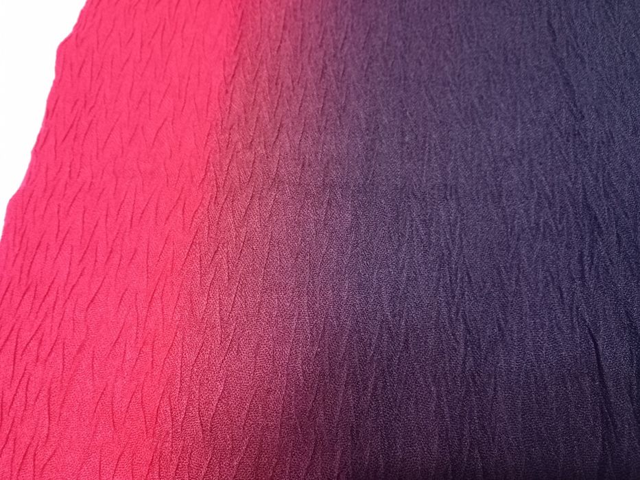 Szaliczek dwukolorowy z frędzlami. Stan bardzo dobry.