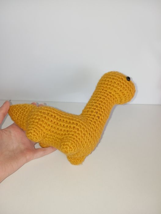 Dino dinozaur na szydełku z długą szyją pluszak maskotka