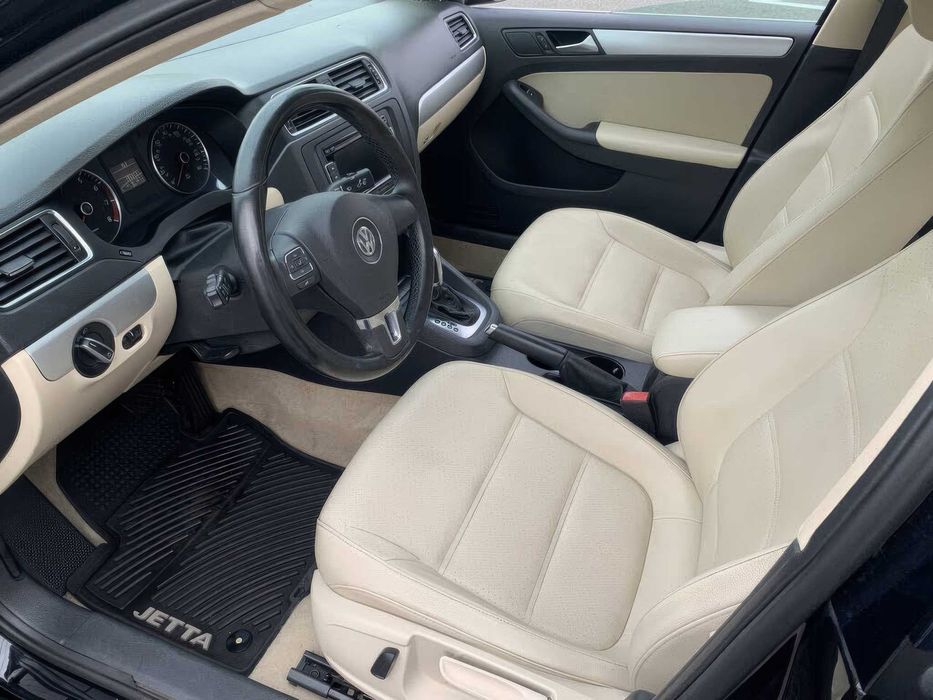 Volkswagen Jetta SE with Conv and Sunroof      2013