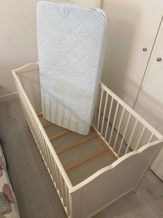Berço de bebé + colchão IKEA