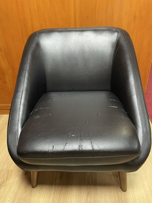 Conjunto Sofá e Poltrona preto, com pés de madeira