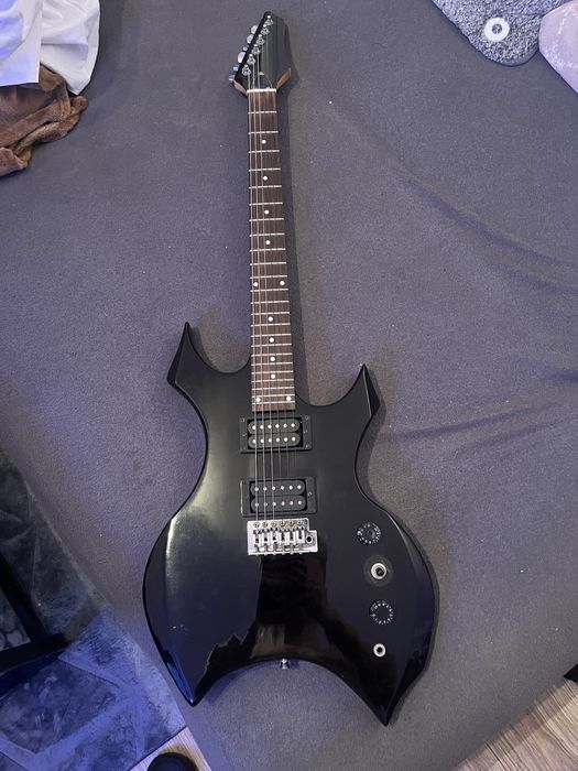 Gitara elektryczna  typu metal, czarna.