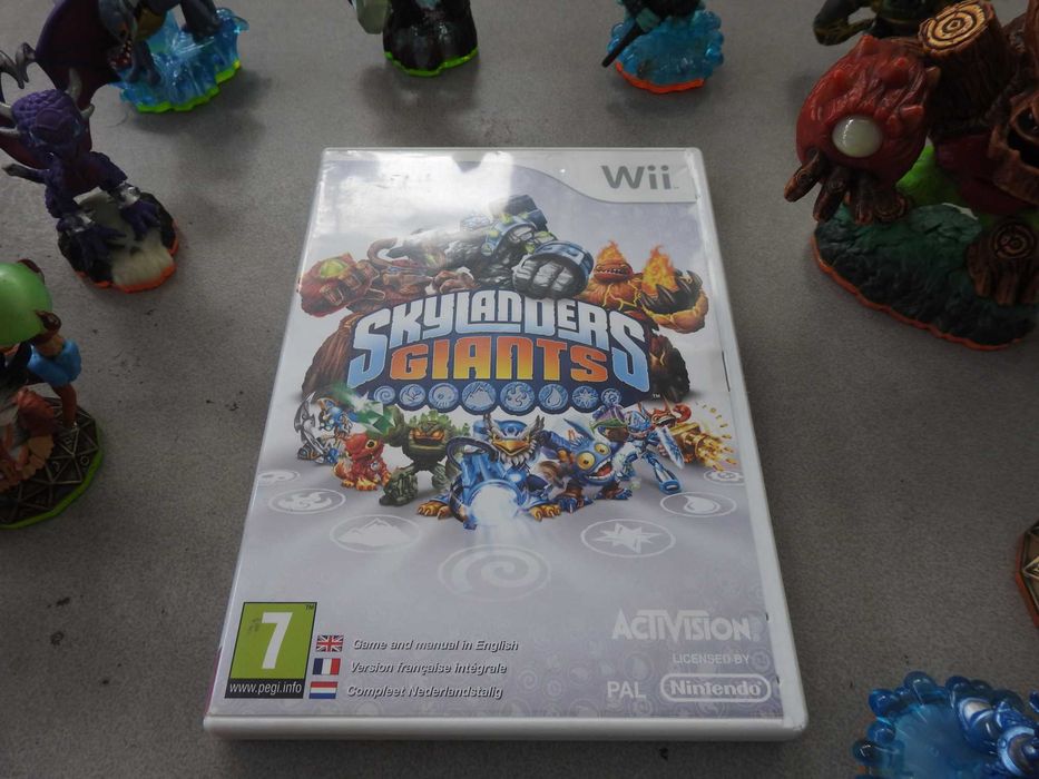 Wii jogo Skylanders Giant com figuras e base