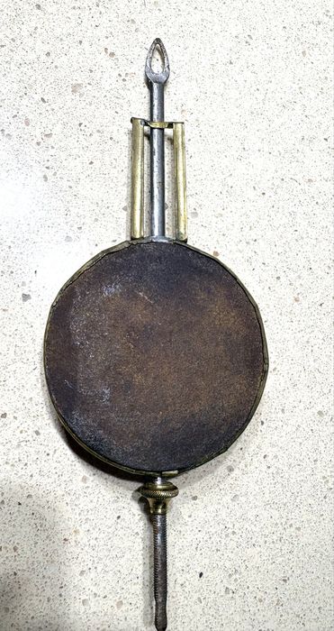 Antigo pêndulo de relógio de parede ajustável em latão