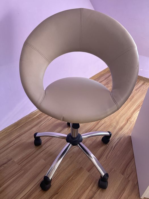 Продам стілець,кавового кольору,округлої форми