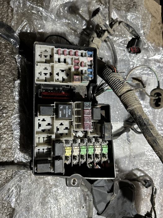 Блок запобіжників предохранителей Mazda 3 1.6d bk 03-09 8688039