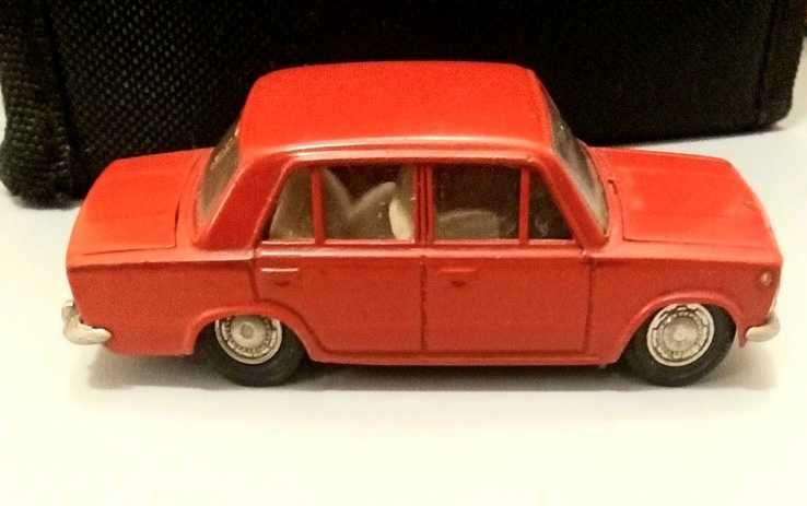Москвич РАФ Волга модель олимийский  Оригинальной коробка  1980 год.