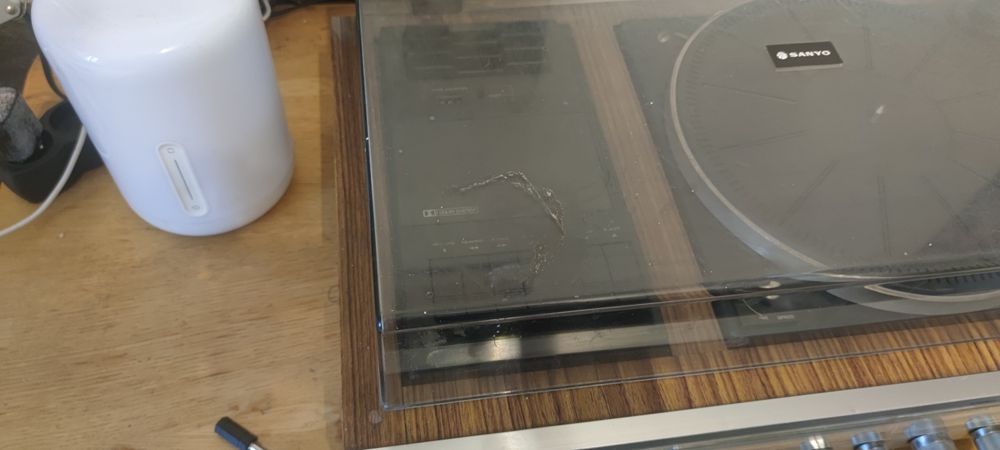 Gramofon z amplitunerem i magnetofonem kasetowym Sanyo  G3002
