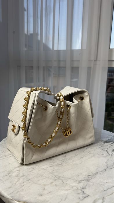 Сумка chanel hobo белого цвета