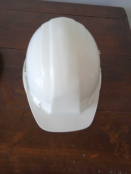 Vendo Capacetes novos para obras