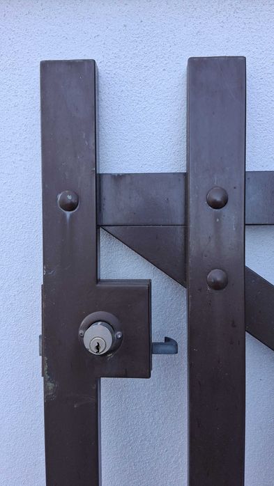Portão em ferro com fechadura