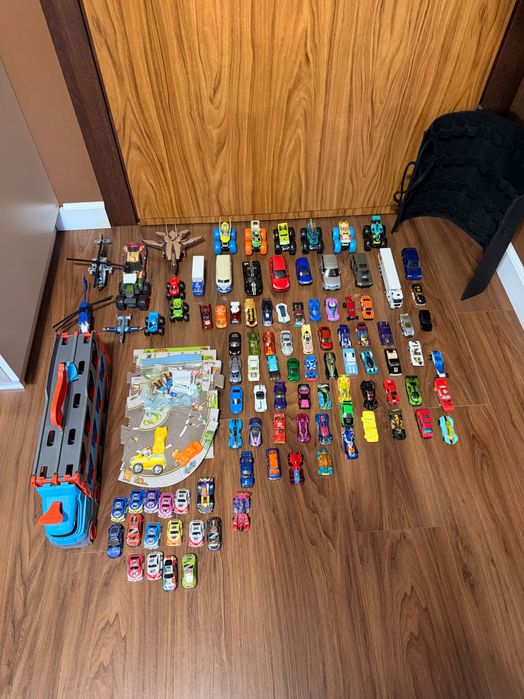 100 autek Hot Wheels + transporter 2w1 tor 1,8 m + monster trucki + tor Formuła 1 + organizer - Przesyłka OLX