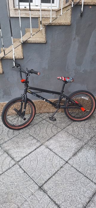 Bicicleta BMX com barras