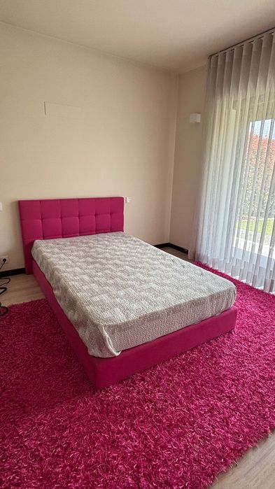 Cama forrada rosa com colchão e carpete