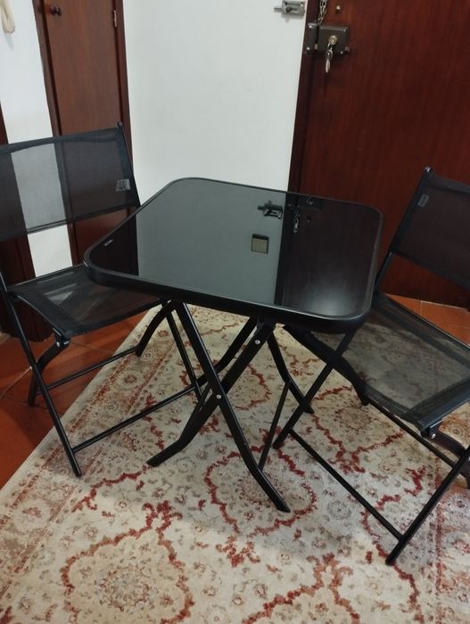 Mesa com 2 cadeiras nova