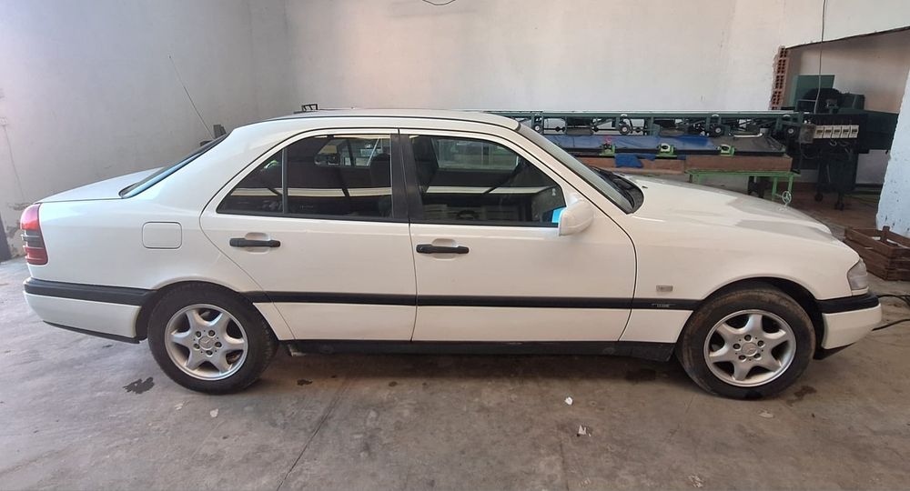 Mercedes c 220 Em bom estado sempre em garagem  

Depós