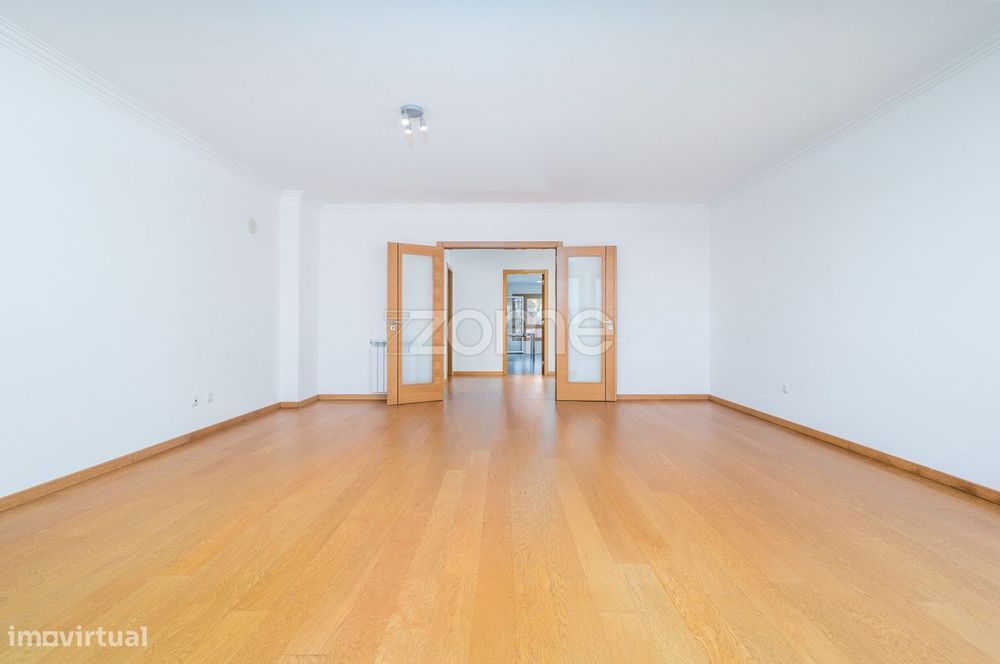 Apartamento T4 no Arneiro | Vista mar, 2 Suites e Estacionamento
