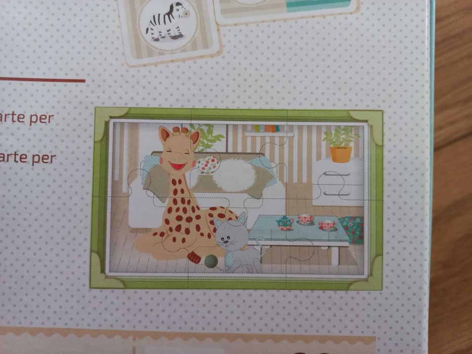 Caixa com diversos jogos da girafa sofia para criança