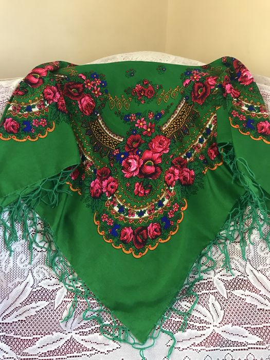 Хустка в украінському стилі різного розміру