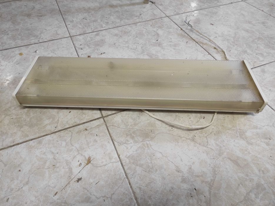 Candeeiro de tecto/Armadura de Iluminação (60cm) – Ideal para Cozinha ou Garagem