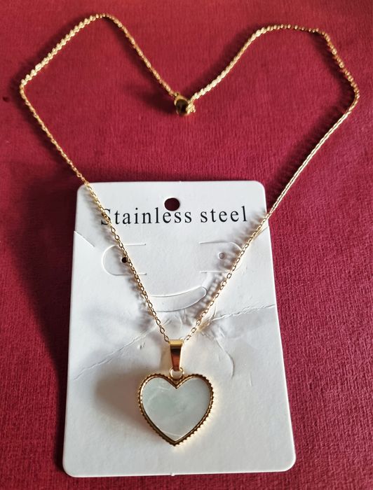 Colar dourado, em aço, com coração em madrepérola. 24cm