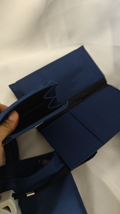 Niebieska torebka z dwoma portfelikami