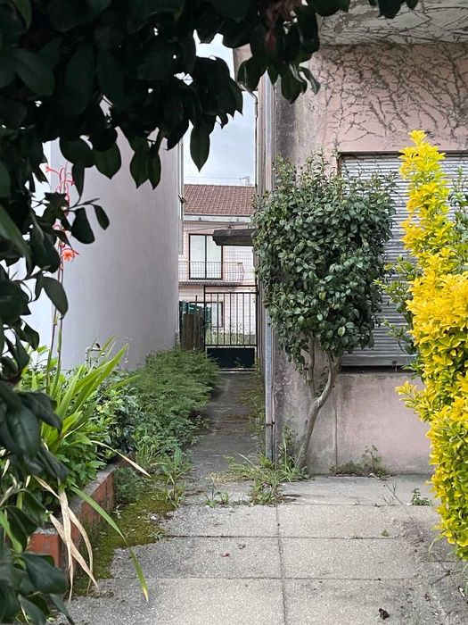 Ermesinde - Moradia de 4 frentes com terreno, em propriedade total com dois andares para restauro/investimento.