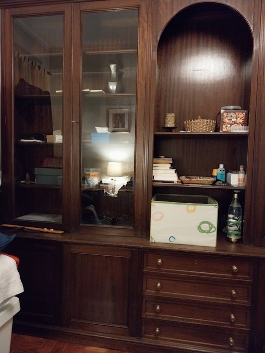 Móvel  de sala tem um Nicho as poucas peça  que tem são para tirar