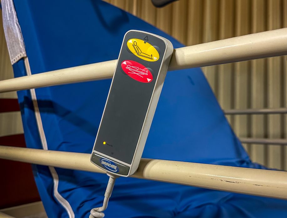 Cama Hospitalar Elétrica Invacare c/ Colchão Anti Escaras e Pendural