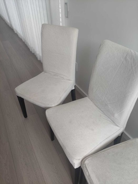 Cadeira IKEA com pés castanho-preto