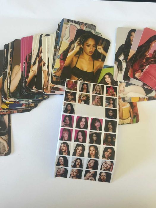 Lote de 92 photocards das KATSEYE com autocolantes.