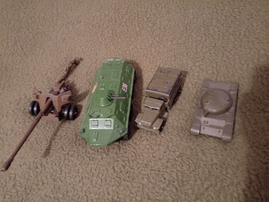 Старі машинки 1:43