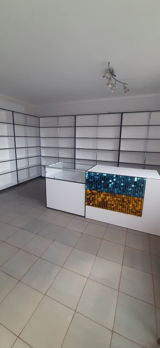 Стелажі,меблі для магазину,стікляний стіл