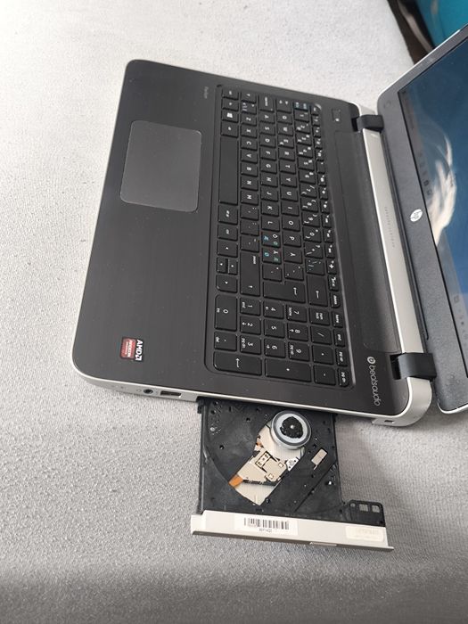 Laptop HP 4 x 2.4ghz 500gb ATI Radeon X2 8gb ram HDMI 15.6 LED