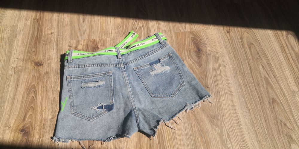 Spodenki jeansowe z neonowym paskiem