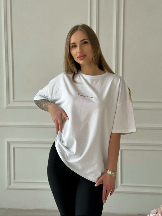 Вільна базова біла футболка