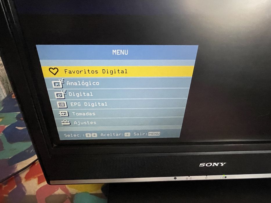 Tv Sony Bravia LCD digital 20’ com comando, a funcionar perfeitamente