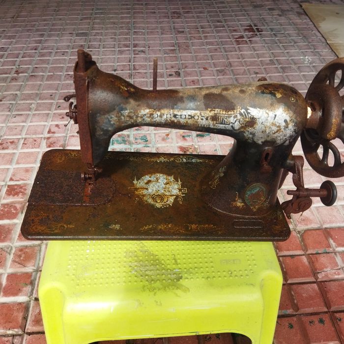 Cabeça de máquina de costura antiga.