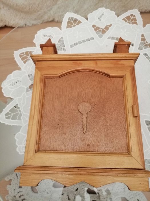 Drewniana skrzyneczka na klucze